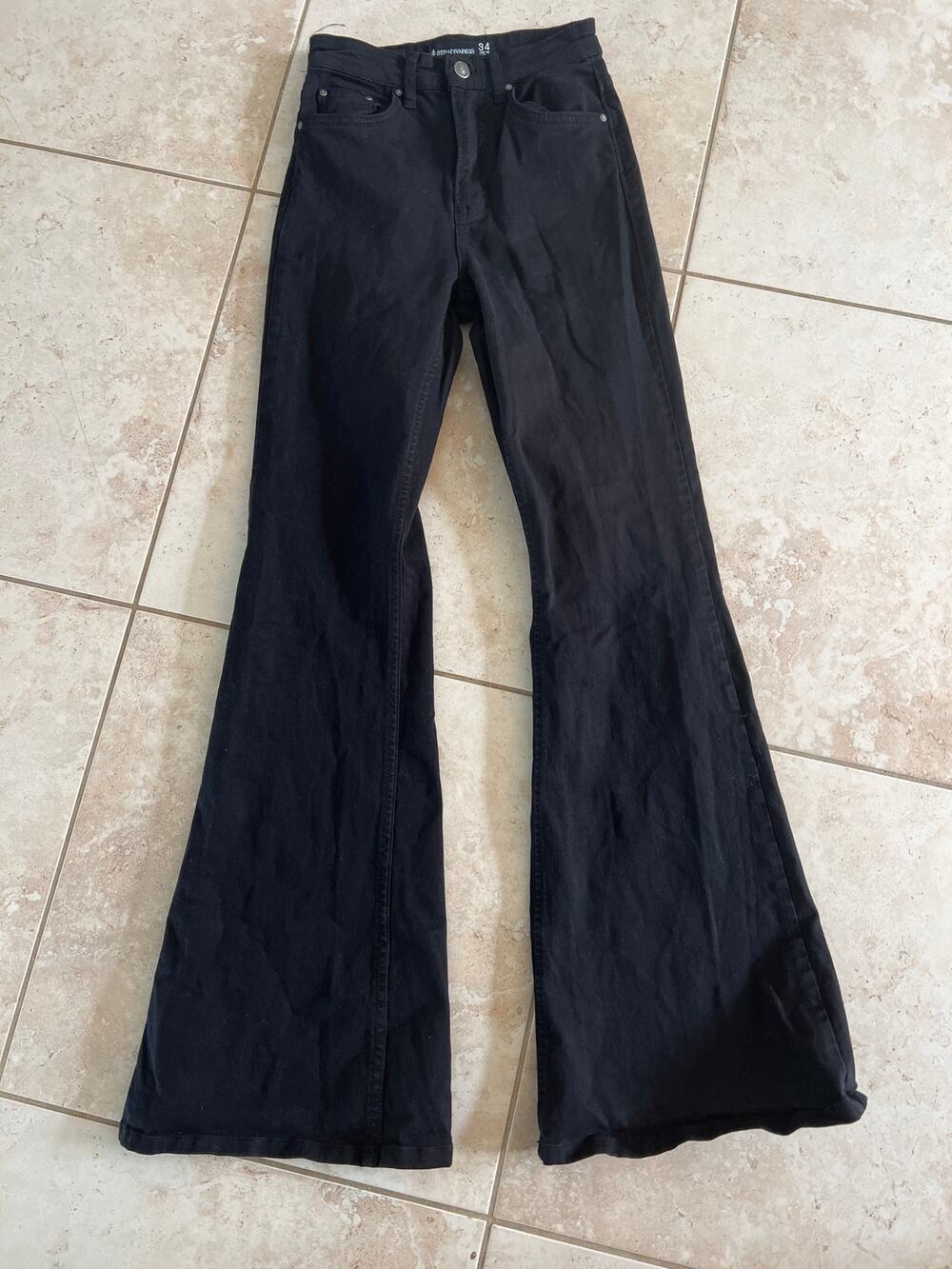 Stradivarius size US 2 black glare jeans
